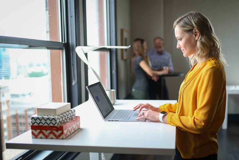 Er det pengene værd at investere i et hæve-sænkebord?